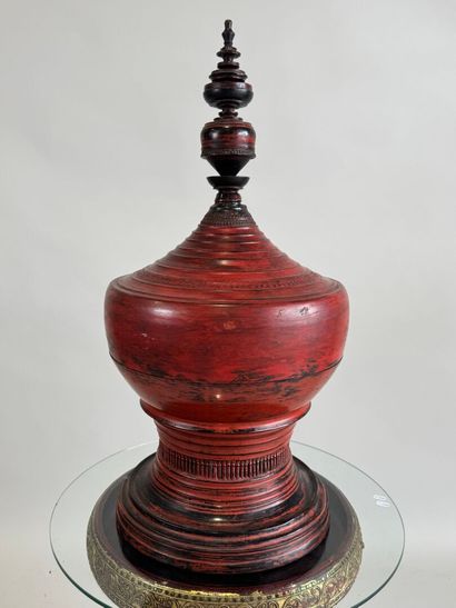 BIRMANIA, early 20th century. 
Red lacquered...