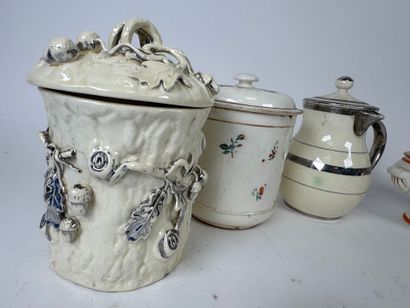 LANGEAIS.
Seven cream and silver earthenware...