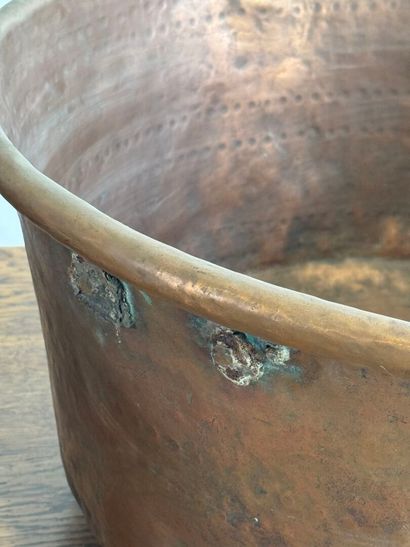 Set of two copper and metal cauldrons.
H....