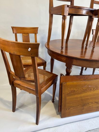 Dining room set in cherry wood comprising...