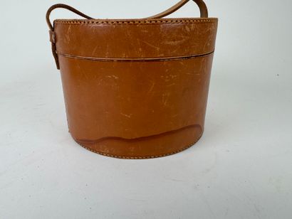 Lot including :
- a leather desk pad.
32...