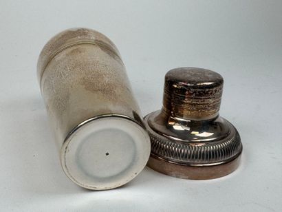 Shaker in silver-plated metal with fillet...