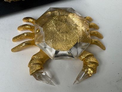 Crab in metal and cut glass.
7 x 5.5 cm.
Presented...