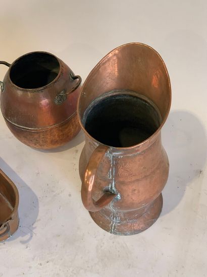 Copper and metal lot including : 
- a jug,...