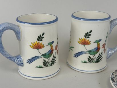 GIEN.
Polychrome earthenware lot including:
-...