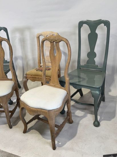 Suite of five chairs :
- two in lacquered...