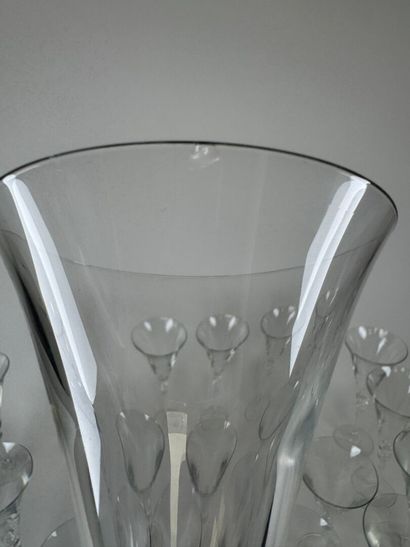 Set of crystal glasses including :
- 7 water...