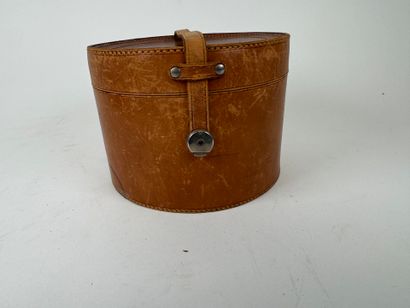 Lot including :
- a leather desk pad.
32...