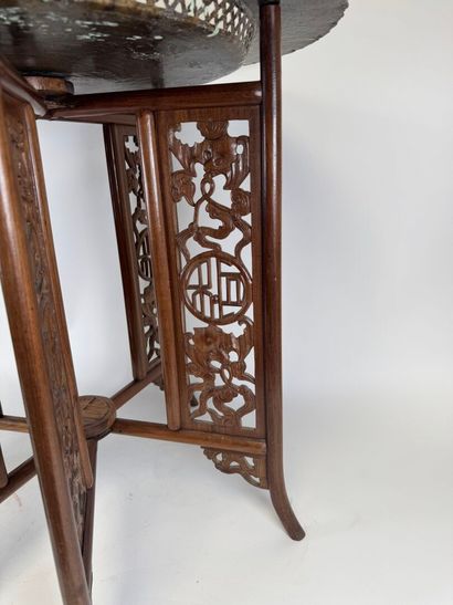 CHINA, 1st half 20th century. 
Folding pedestal...