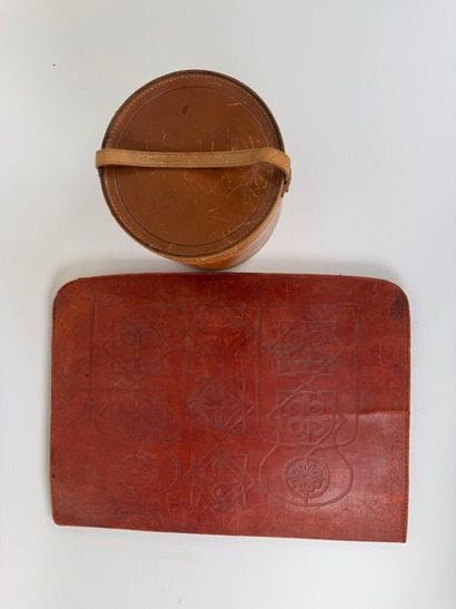 Lot including :
- a leather desk pad.
32...