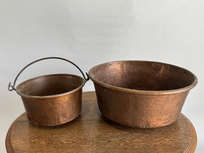 Set of two copper and metal cauldrons.
H....