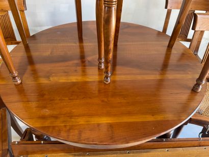 Dining room set in cherry wood comprising...