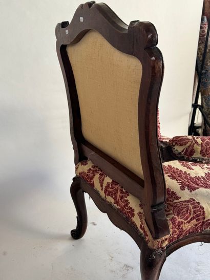 Queen's armchair in molded and carved walnut...