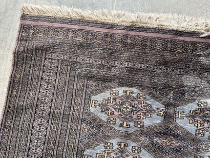 PAKISTAN. 
Polychrome wool and silk carpet,...