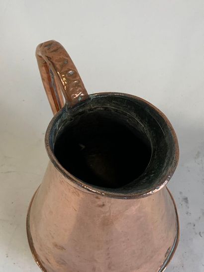 Large copper pitcher. H. 41 cm.