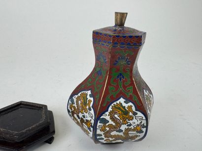ASIA, 20th century.
Lot in cloisonné brass...