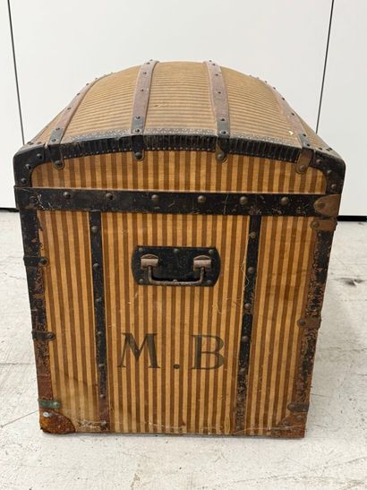 AU LOUVRE à PARIS.
Rectangular trunk with...