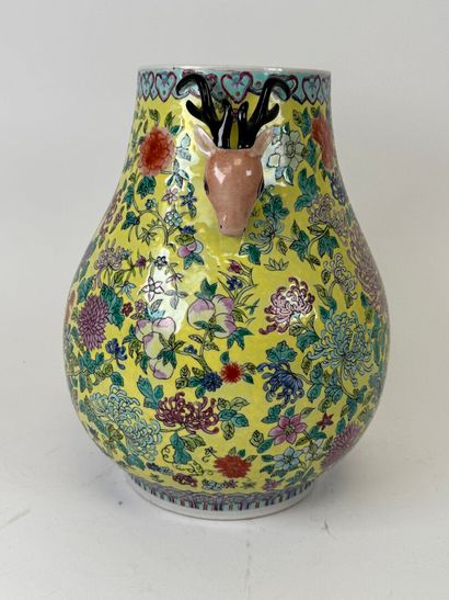 CHINA, 20th century
Polychrome porcelain...