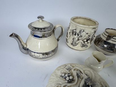 LANGEAIS.
Eight cream and silver earthenware...