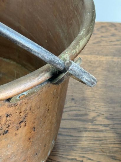 Set of two copper and metal cauldrons.
H....