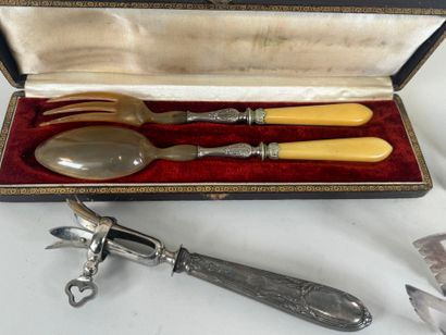 Lot including :
- an ivory, horn and metal...