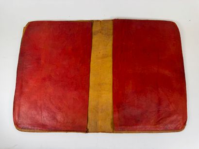 Lot including :
- a leather desk pad.
32...