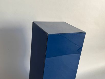 Sheath in blue lacquered wood with square...