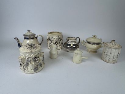 LANGEAIS.
Eight cream and silver earthenware...