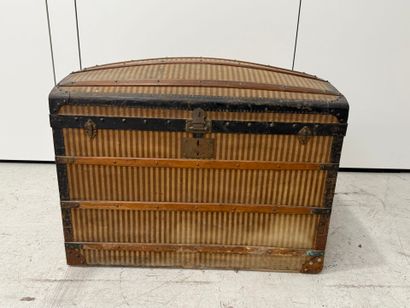 AU LOUVRE à PARIS.
Rectangular trunk with...