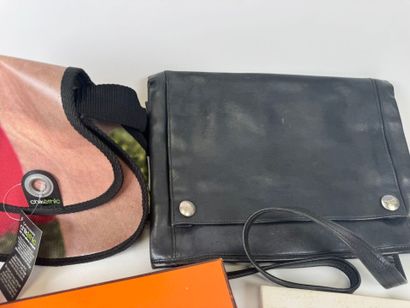 Lot including :
- two silver and metal collar...