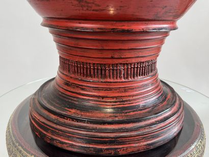 BIRMANIA, early 20th century. 
Red lacquered...