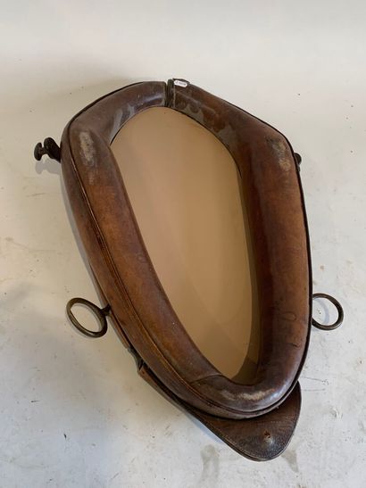 Brown leather and glass mirror.
60 x 40 ...