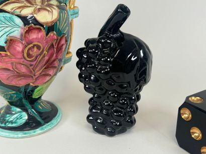 Lot including :
- VALLAURIS, large polychrome...