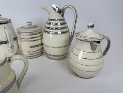 LANGEAIS.
Eight cream and silver earthenware...