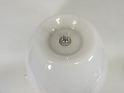 Lamp in white-tinted glass with glass shade.
Chrome-plated...