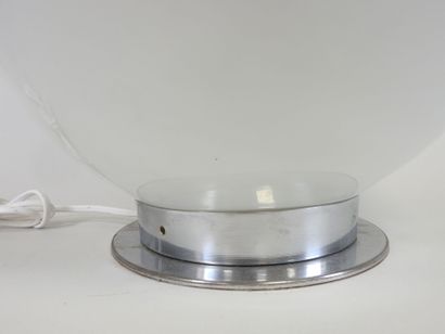Lamp in white-tinted glass with glass shade.
Chrome-plated...