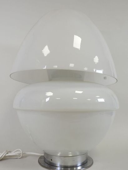 Lamp in white-tinted glass with glass shade.
Chrome-plated...