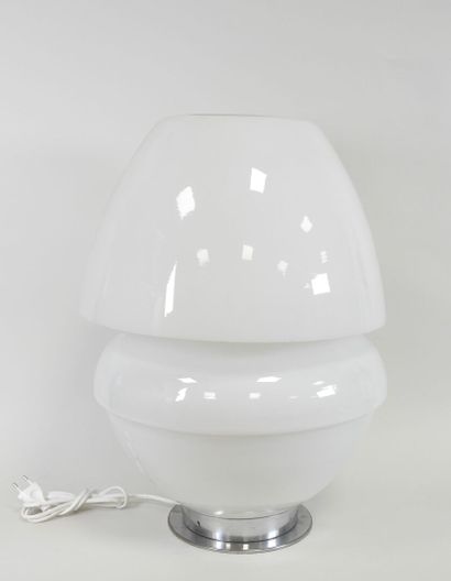 Lamp in white-tinted glass with glass shade.
Chrome-plated...