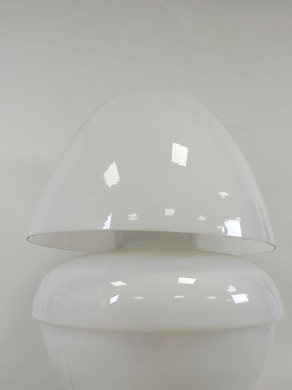 Lamp in white-tinted glass with glass shade.
Chrome-plated...