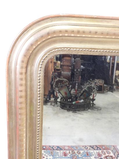 Wood and gilded stucco mirror, with rounded...