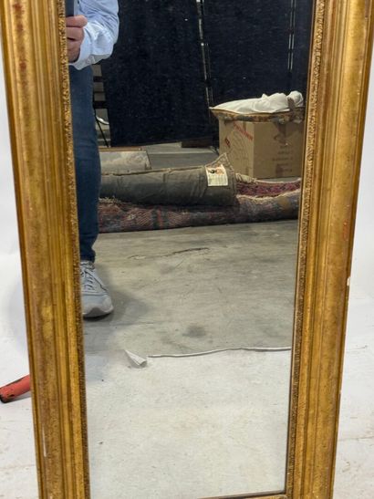 Rectangular mirror in wood and gilded stucco....
