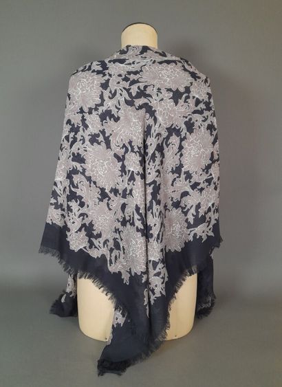 WINDSOR.
Fringed modal shawl decorated with...