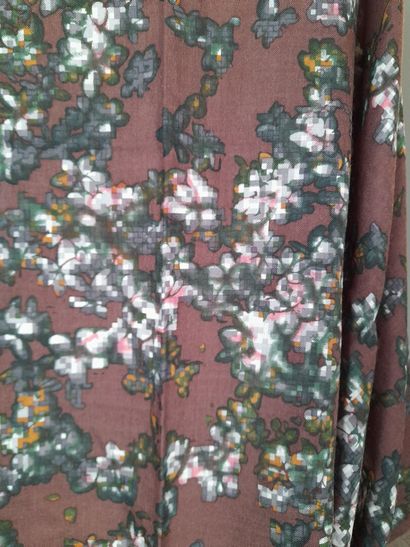 KENZO.
Fringed wool-blend scarf decorated...