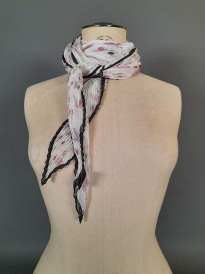 BROOKS BROTHERS.
Pleated silk square decorated...