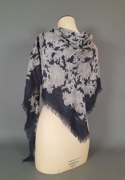 WINDSOR.
Fringed modal shawl decorated with...