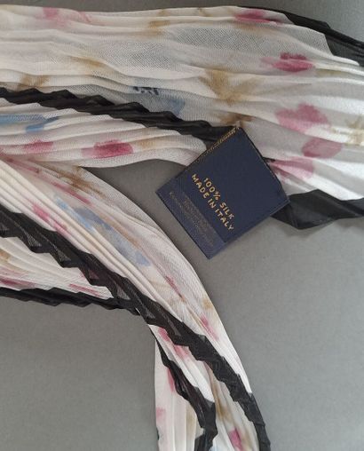 BROOKS BROTHERS.
Pleated silk square decorated...