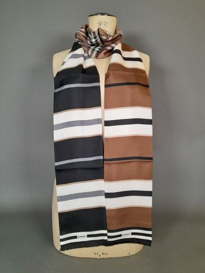 BURBERRY ENGLAND, LONDON.
Fringed scarf in...