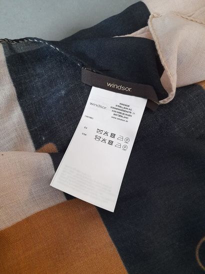 WINDSOR.
Viscose and wool shawl with geometric...