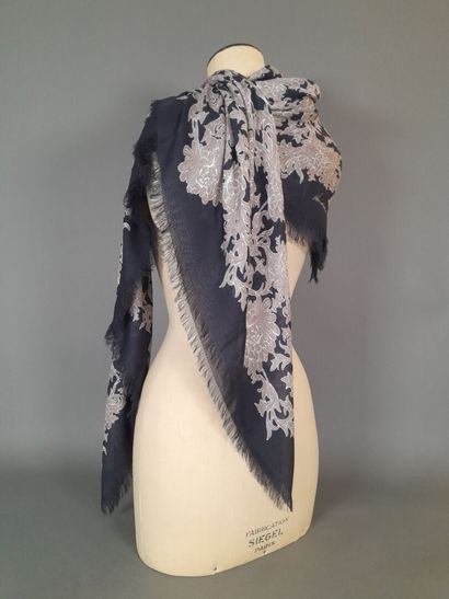 WINDSOR.
Fringed modal shawl decorated with...