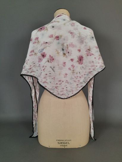 BROOKS BROTHERS.
Pleated silk square decorated...